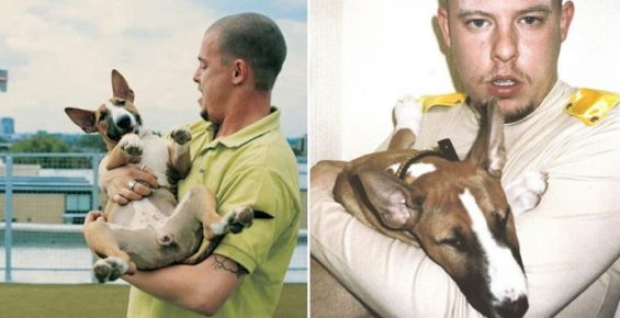 Alexander McQueen com um cachorro nos braços