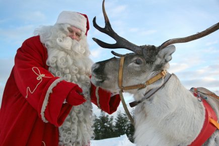Papai Noel com uma rena