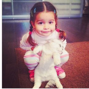 Filha Borodina abraça um gato