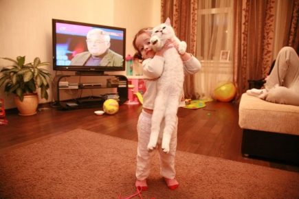 A filha de Ksenia Borodina segura um gato nos braços