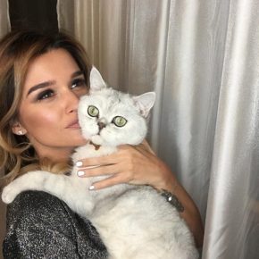 Borodina abraça seu gato