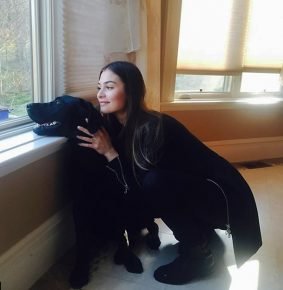 Anastasia Ovechkina com um Labrador